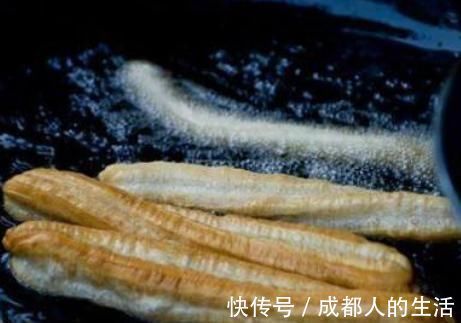 配方|炸油条时,记住配方和3个小技巧,油条蓬松香酥脆,一次就做成功