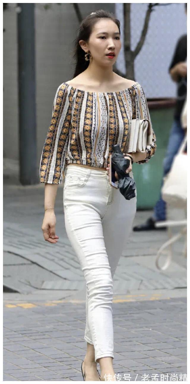 身姿|露肩上衣搭配白色牛仔裤,时尚温婉又显别致,展现高挑迷人身姿!