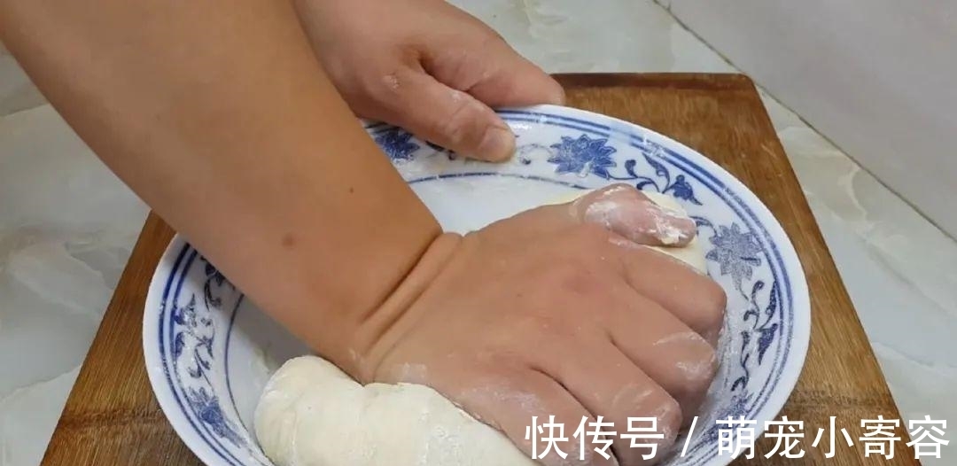 麻花|面粉别炸油条了，撒2把芝麻，外皮焦脆又香甜，比油条麻花好吃