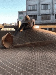 |搞笑GIF:妹子这着装看起来真是让人无所适从啊,就不觉得尴尬吗