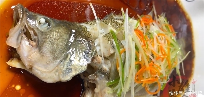 清蒸鱼要蒸多久?20年大厨分享正确蒸鲈鱼的时间,肉质鲜嫩无腥味