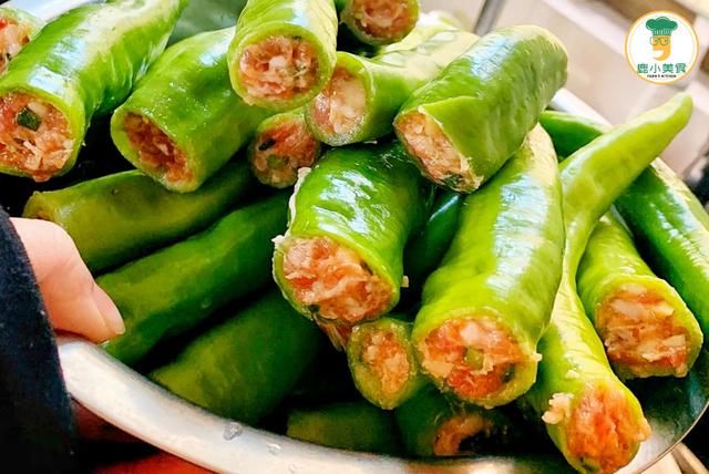 做青椒酿肉，谨记“二拌一塞一油炸”，咸香肉酥，椒皮油糯