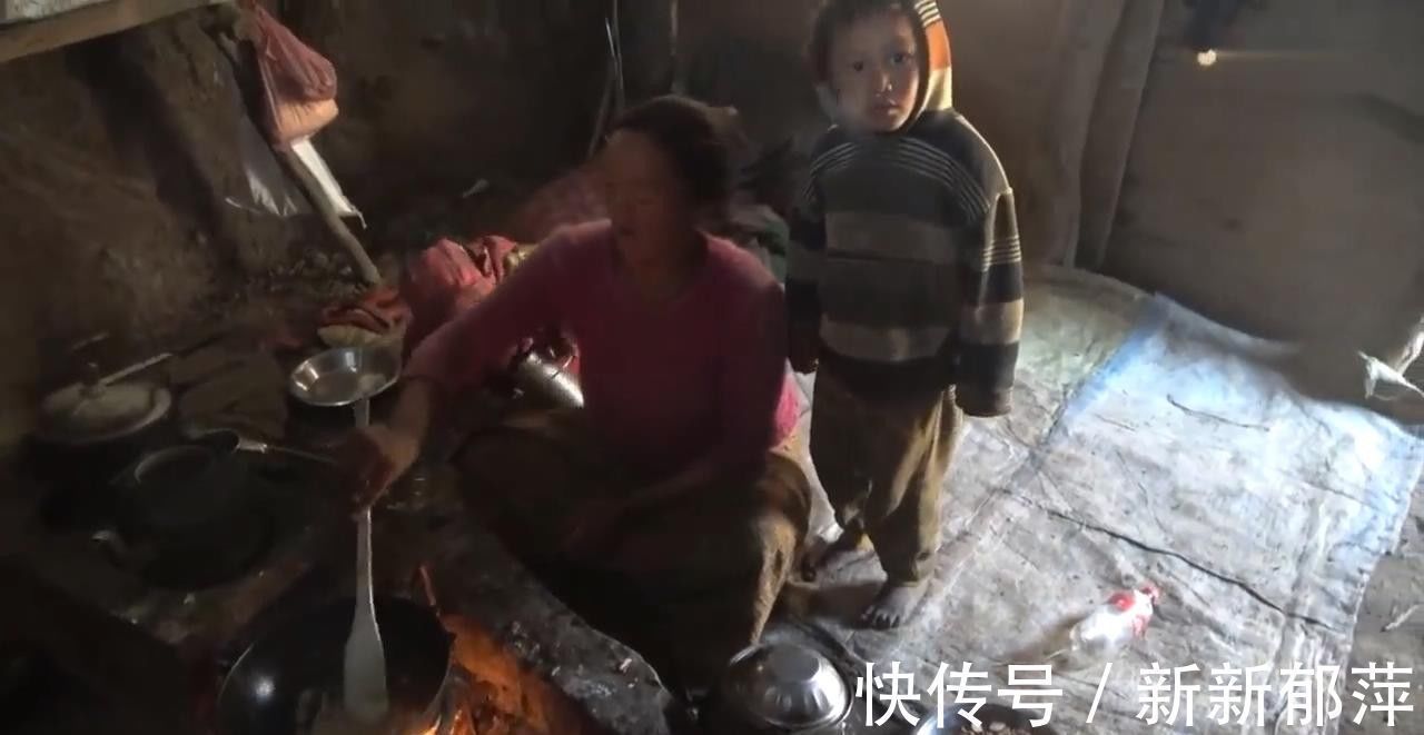 尼泊尔村庄里的穷人,米饭配土豆招待中国小伙,小孩对相机很陌生