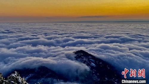 云瀑卷过三清山群峰|三清山雪后初晴 云涌雪峰瑰丽多姿