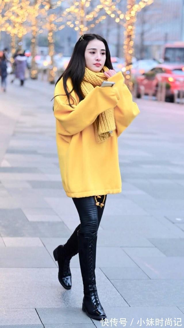 小姐姐|街拍:美女梳一个丸子头,牛仔半裙外搭休闲西装,青春时尚的魅力