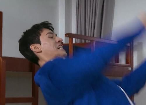 龚俊被推倒，画面揪心将黄明昊吓出双下巴，《极挑》差点要道歉？