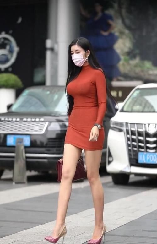 过时|不会过时的短裙造型，简约却不简单，少妇穿上尽显性感身段