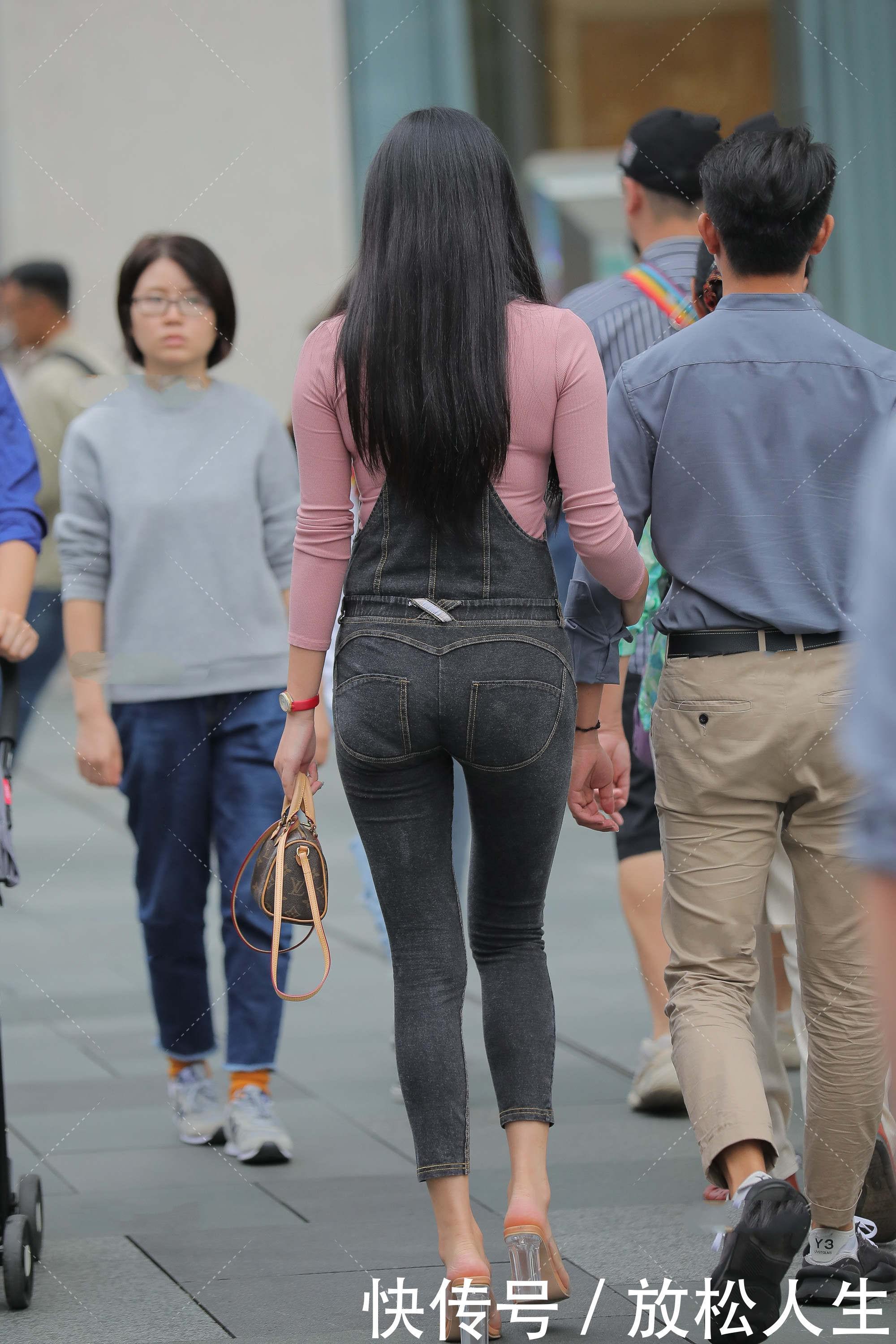 简单|深灰色连体牛仔裤,搭配藕粉色线衣,时尚可以很简单