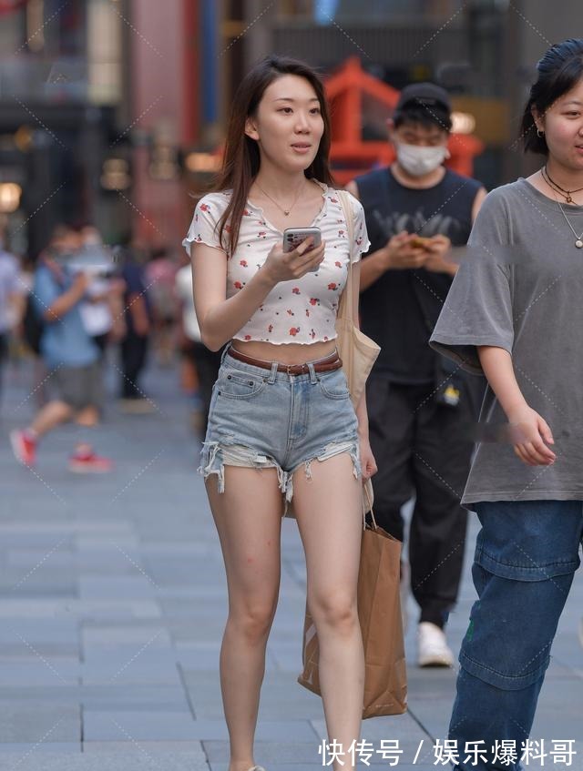 小姐姐 小玫瑰花印花上衣搭配破洞裤,性感俏皮,随性舒适!