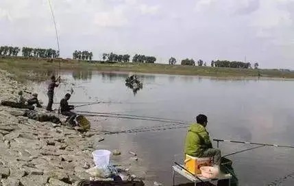 钓位|天气冷了,这个选钓位的“绝招”让你连杆不停!