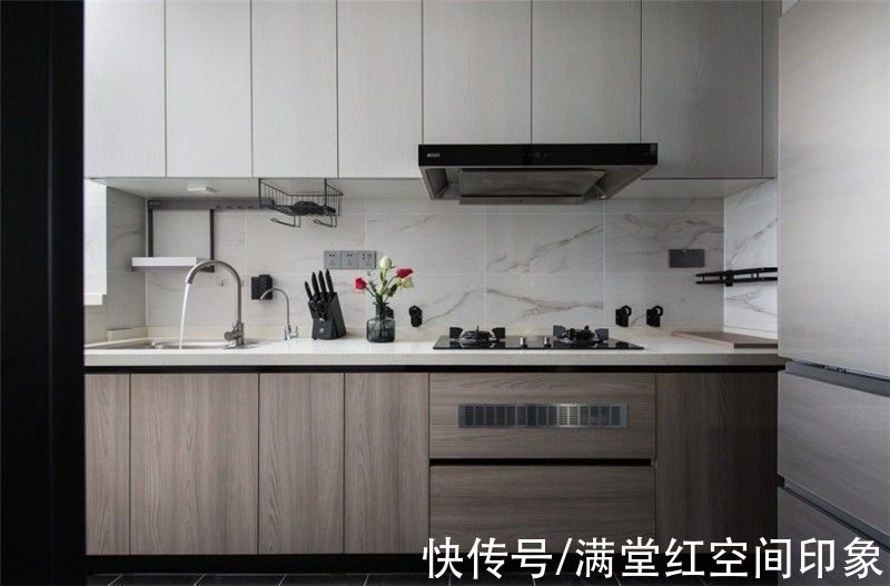 厨房|厨房吊柜如何设计？这种吊柜美观实用，还不碰头