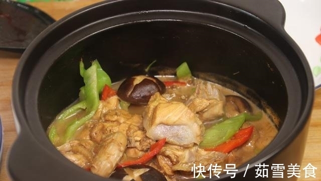 炖鸡肉时，别再直接下锅炖，大厨教你一招，鸡肉鲜嫩营养不流失