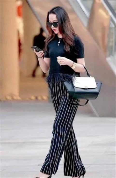 美女|街拍:美女白色阔腿裤套装,长发披肩展现温婉气质,绰约多姿