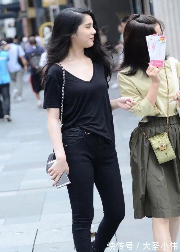 一身黑色|美女街拍:一身黑色搭配,显瘦又显气质,短袖衫配牛仔裤简约美丽又大方