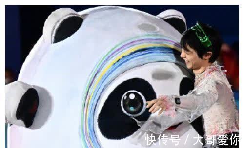 冰墩墩|冰墩墩落入花滑群中,顶流成了被捉弄的对象,队员们都乐开了花