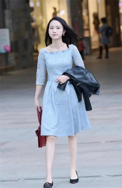 紧身裤|街拍:美女穿蓝色上衣配黑色紧身裤,长发飘飘,魅力无限