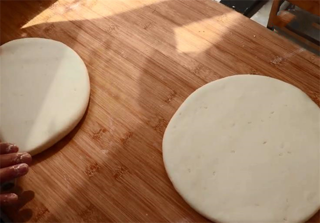 锅盔|教你做陕西特有的风味小吃锅盔馍,又圆又厚又好吃,实在太香了