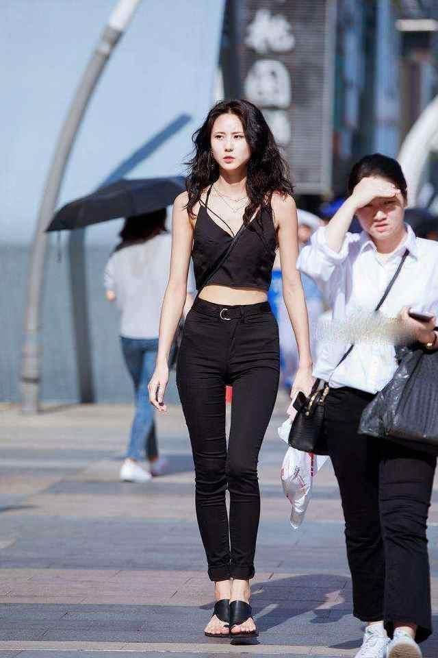 迷住|街拍美女,紧身裤美丽出行,小编已经被第二个迷住了