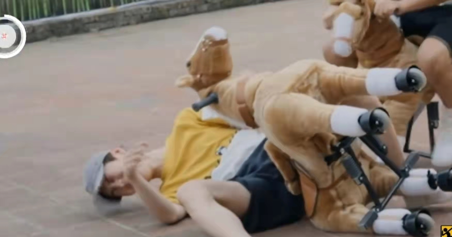 鹿晗坠马被吓成傻狍子,小马被陈赫压断气,兄弟pk玩赖最重要