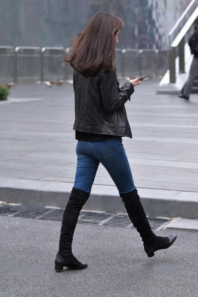 浅色牛仔裤搭配黑色皮夹克，过于单调？恰恰相反，造型炫酷十足