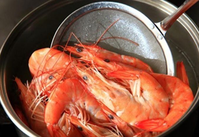煮大虾不加水，巧用一招，做好后虾肉不柴不腥，鲜嫩味道香