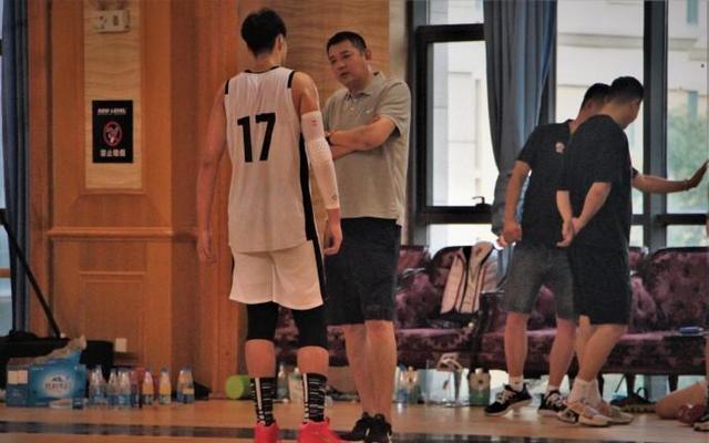 国青|为何召回国青核心中锋?300斤内线被迫离队,巩晓彬启动应急方案