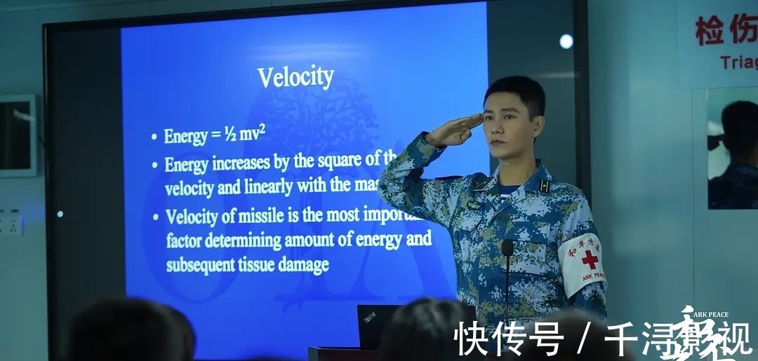 乘风破浪中上演惊险救援,《和平之舟》中的他们是军人,也是医生