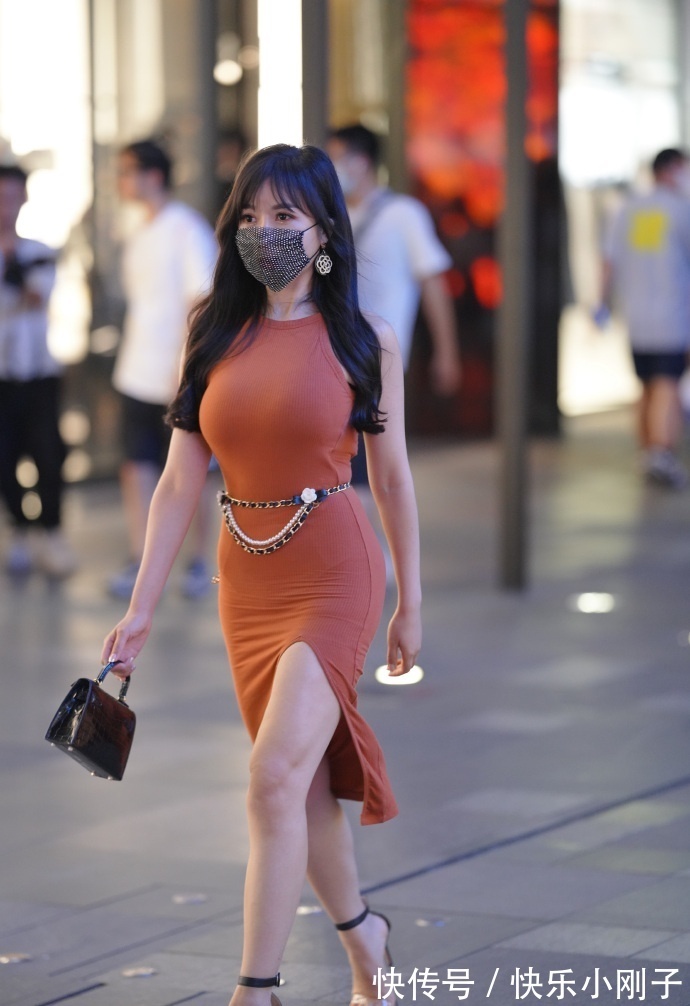 配饰|小姐姐身穿橙色紧身连衣裙,搭配一条亮眼的腰带,看上去很时尚