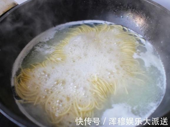 炒面也能在家做，鲜香入味又好吃，简单易学上手快