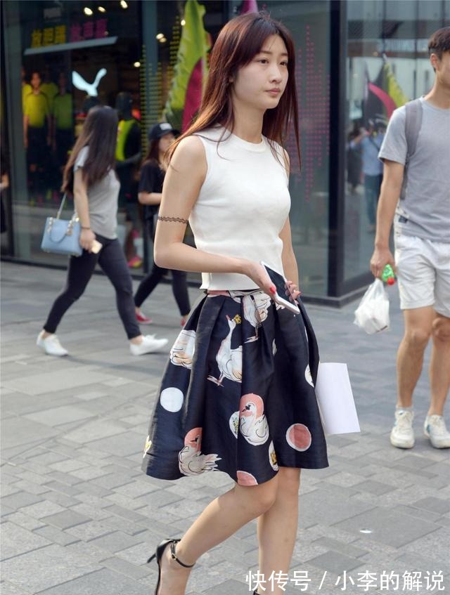 街拍 一款好看的短裙,穿出显身材的效果,搭配高跟鞋,会更时尚!