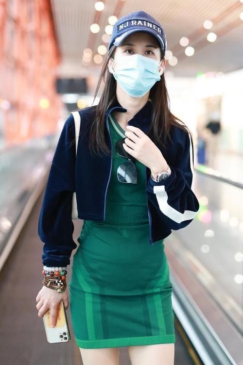 性感|超短外套有多时髦,看看小姐姐这样穿,秒变性感美女!