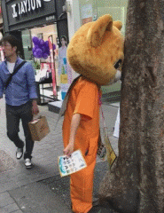 |搞笑GIF:就当是给村里扫地了,好事做到底!