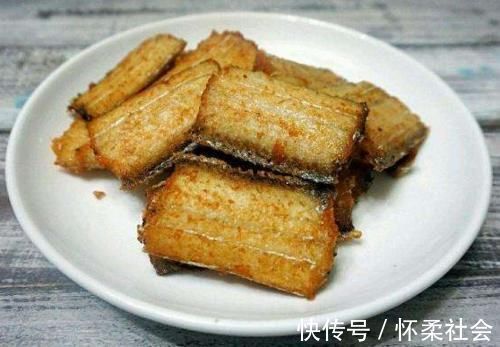 炸带鱼时,不要直接下锅炸,炸前多做两步,带鱼香酥可口,没腥味