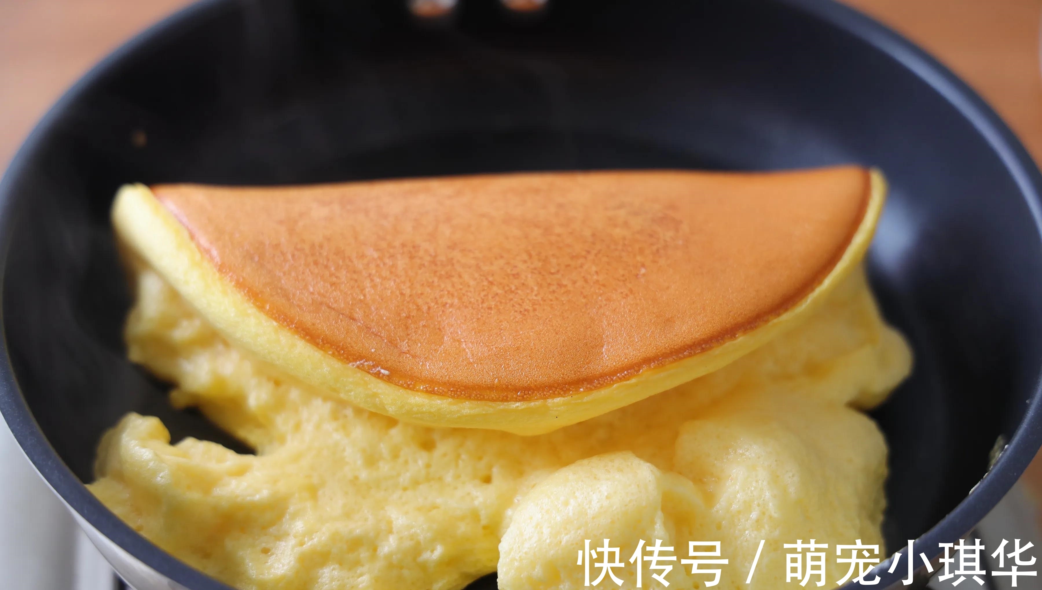 只要3个鸡蛋就能做出美味的早餐,不要面粉不要油,入口即化!