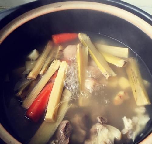 羊肉汤|炖羊肉,放“1红1白3黄”能有效去除膻味,肉嫩汤鲜香气十足!