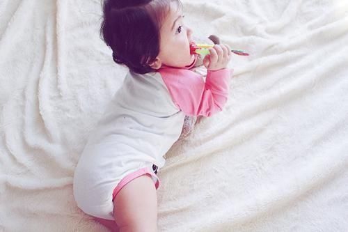 妈妈|妈妈外出,爸爸发来喜讯“一天娃胖了2斤”,看到照片妈妈气笑了