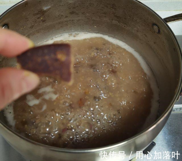 老红糖|桃胶红豆小米粥，早餐来一碗舒服一整天！