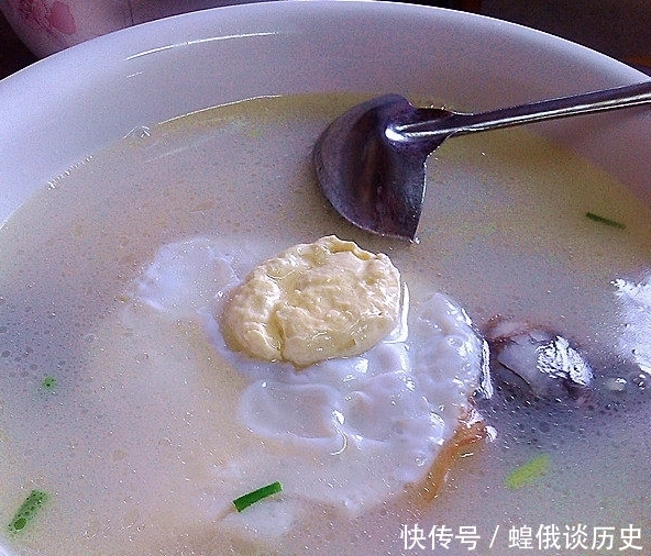 炖鱼汤,别只知道加水,多加一样东西,浓白不腥,一上桌连喝3碗