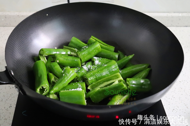 鲜香|问了大厨才知道，虎皮尖椒多加一味料，外脆内软，鲜香麻辣