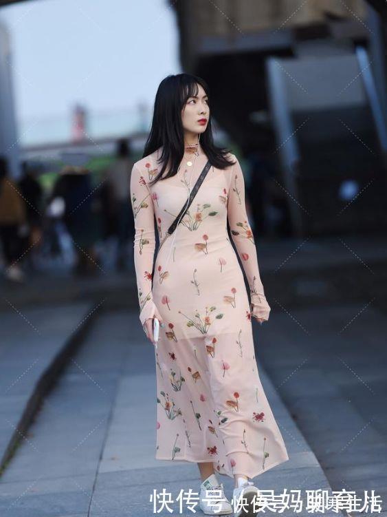 高跟鞋|小白鞋搭配修身碎花裙,优雅时尚,满满的青春少女感