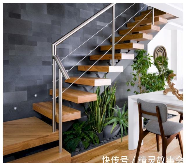 鱼池|楼梯位下竟然能造景，灯带、绿植、鹅软石太惬意了，1㎡都不能浪费