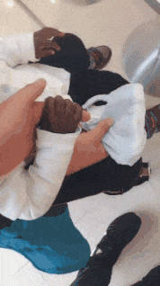 瓷砖|搞笑GIF：大哥，瓷砖不是这样贴的，我一个外行都看不下去了