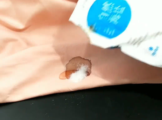 床单上再顽固的血渍,用它一洗就掉,不留一点污痕,太实用了
