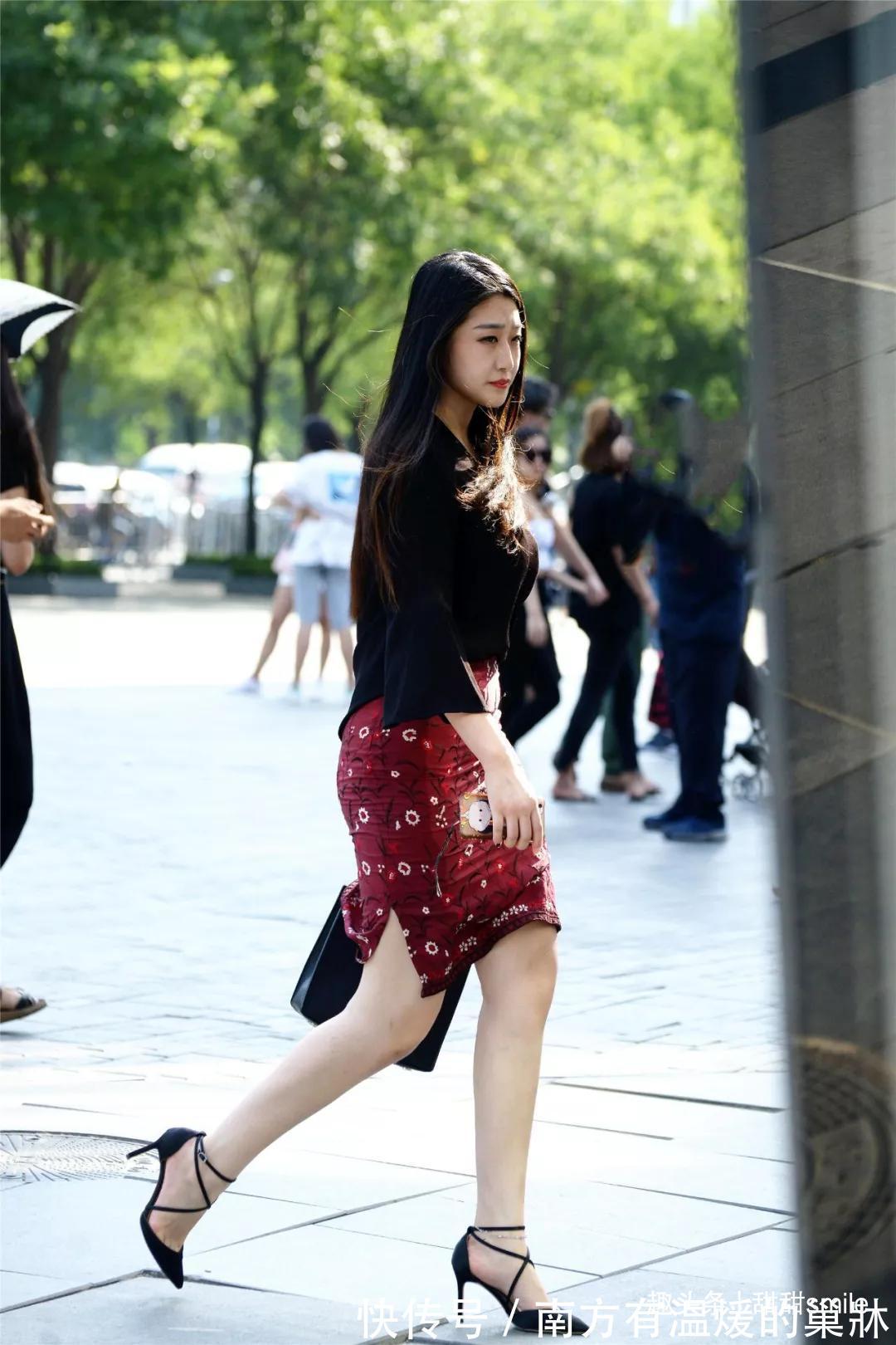 小姐姐 美女脚上搭配一双尖头的黑色高跟鞋,让她的脚步轻盈中带着自信
