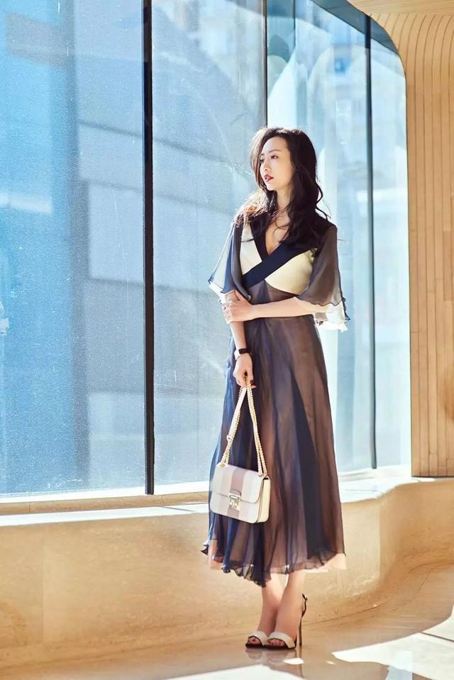 马尾 扎着气质马尾的小姐姐,身穿格纹吊带连衣裙,展现出一种经典的时尚感