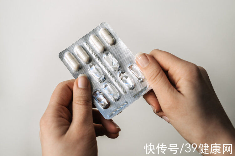 张大爷|甲钴胺可营养神经，与维生素B12有何不同？可以相互替代使用吗？