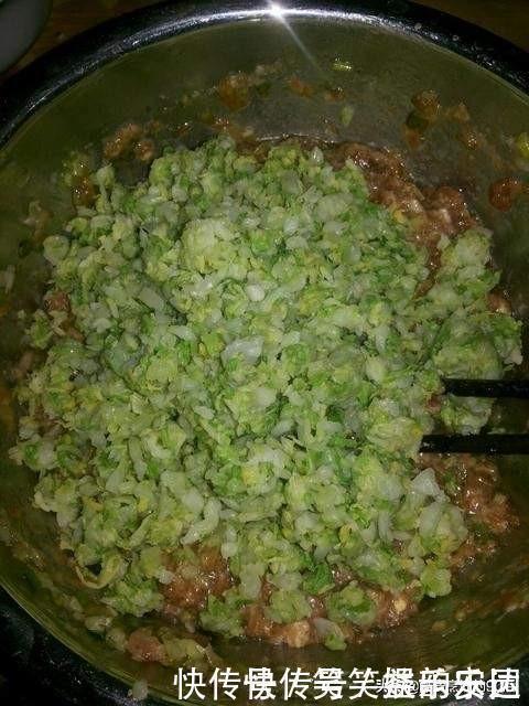 第一次去东北朋友家，5个人只做2个菜，真抠！菜上桌后我保持沉默