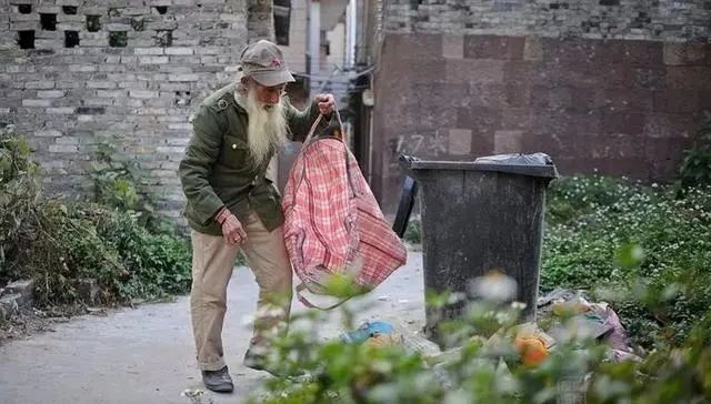 美术学院当|88岁人体模特李继胜,为艺术献身,却被认为是老不自重