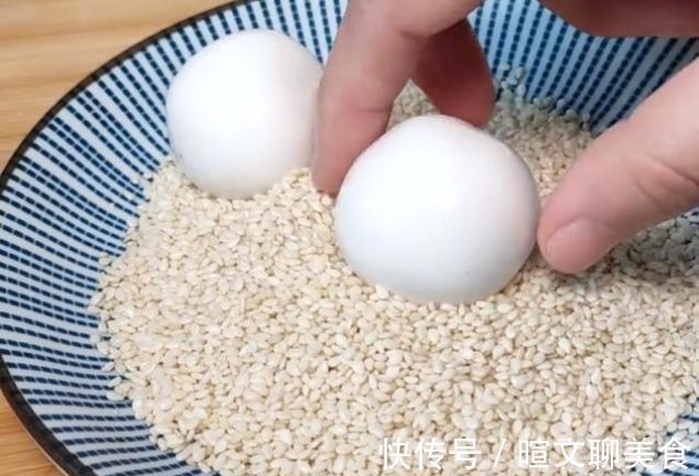 空心|一碗糯米粉,开水一烫,教你做空心麻团,不开裂不回缩,个个空心