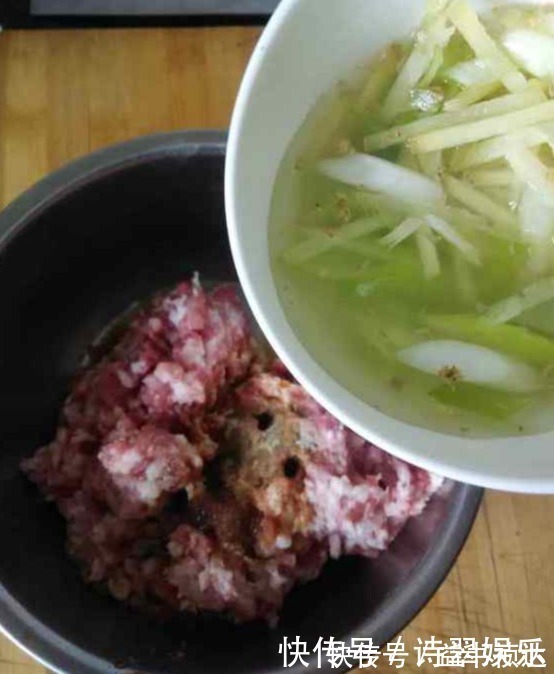 放油|调饺子馅，先放盐还是先放油记住顺序，饺子饱满多汁，鲜嫩可口